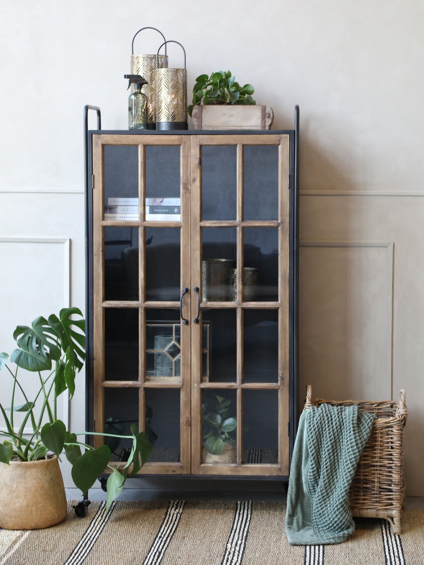 Vitrine sur roulettes avec portes en bois