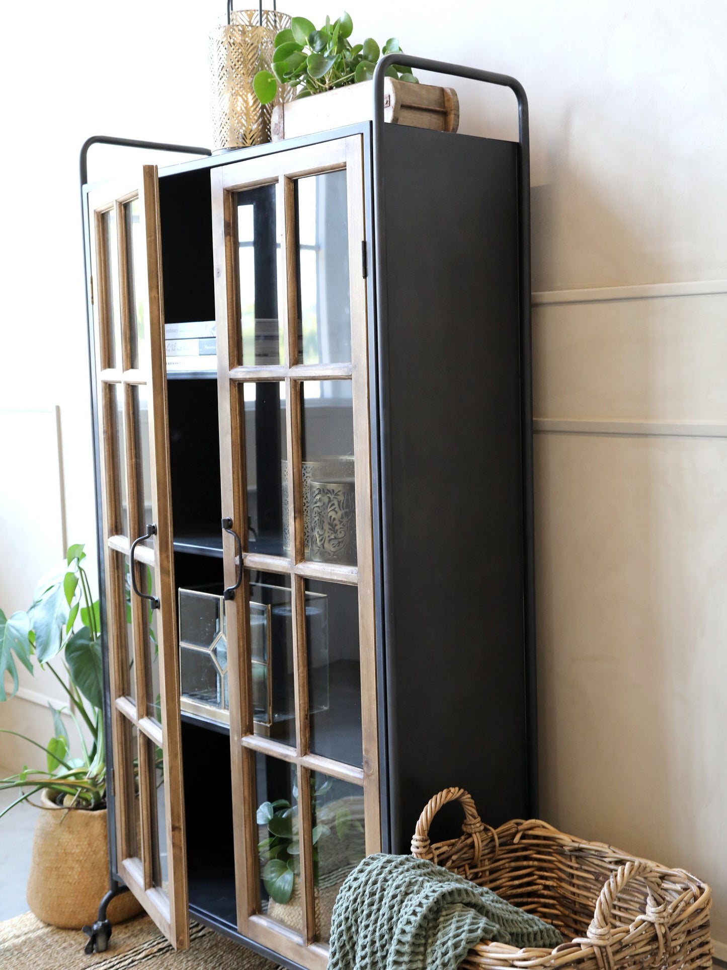 Vitrine sur roulettes avec portes en bois