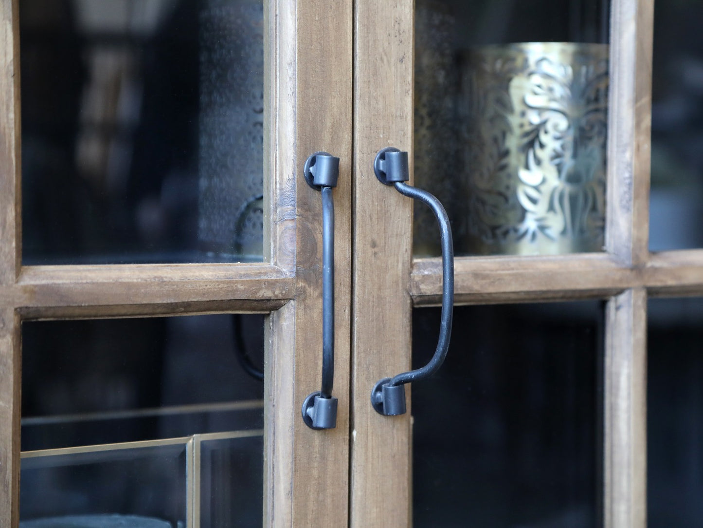 Vitrine sur roulettes avec portes en bois