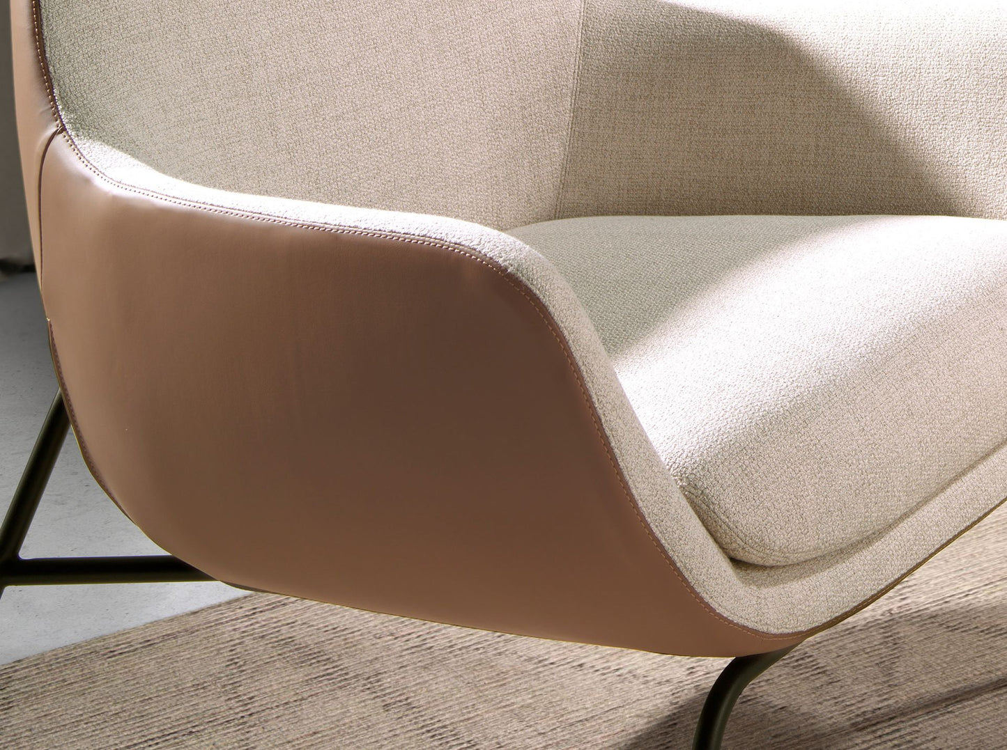 Fauteuil rembourré en tissu et similicuir avec pieds en acier noir