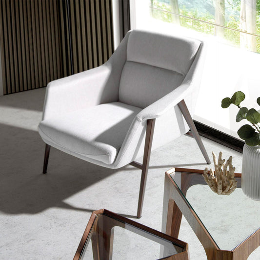 Fauteuil en tissu blanc et pieds bois